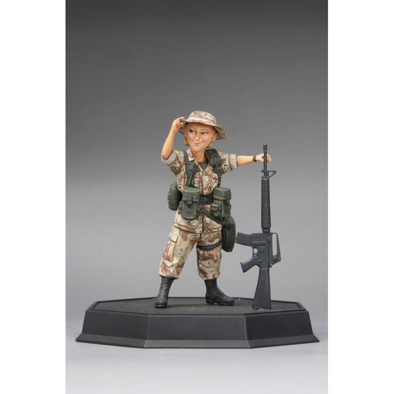 Fine Molds 1/12 Gulf War U.S. Infantry Woman and Colt M16A2 Rifle Plastic Model