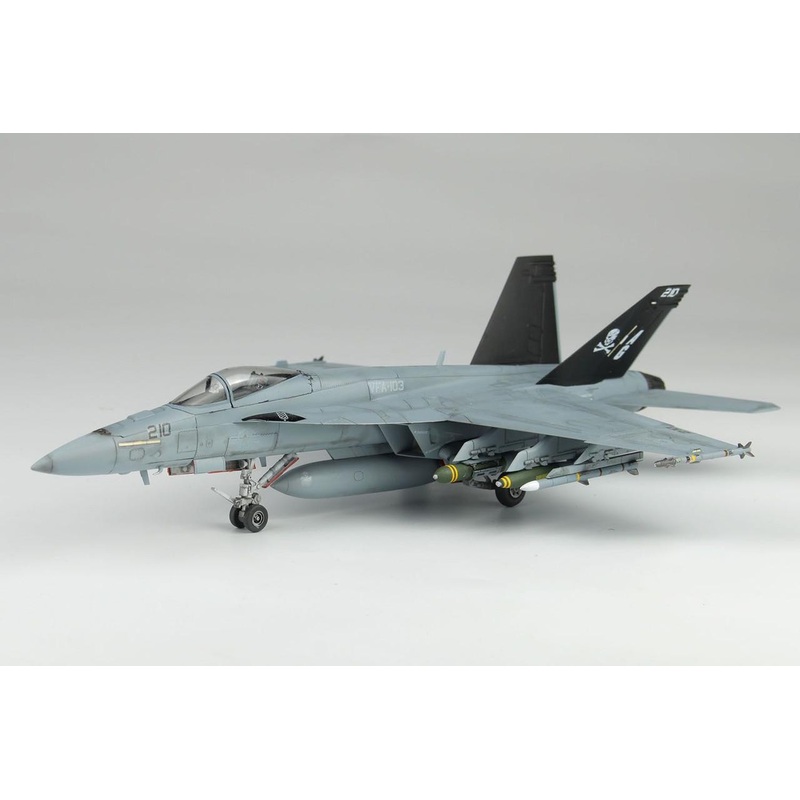 Platz 1/72 US Navy Carrier-Based Fighter F/A-18E Super Hornet VFA-103 Jolly Rogers Plastic Model